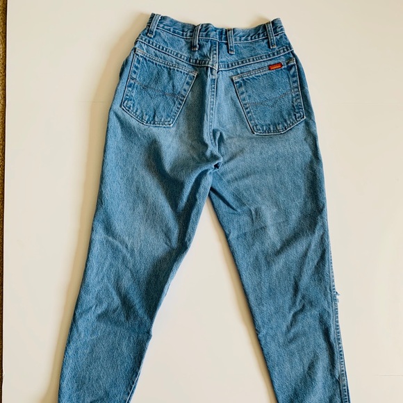 Distressed Mom Jean! Perfect Closet Basic. Sz 4 🤍 - Picture 4 of 5